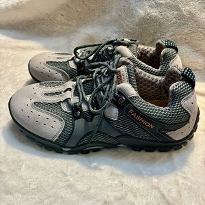 NEW Athletic Shoes Men’s Size 44 EU / 10 US Fashion Sport Grey Black Running NIB